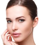 Rostro de porcelana y sin manchas