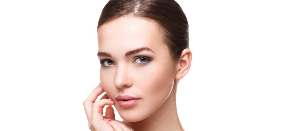 Rostro de porcelana y sin manchas